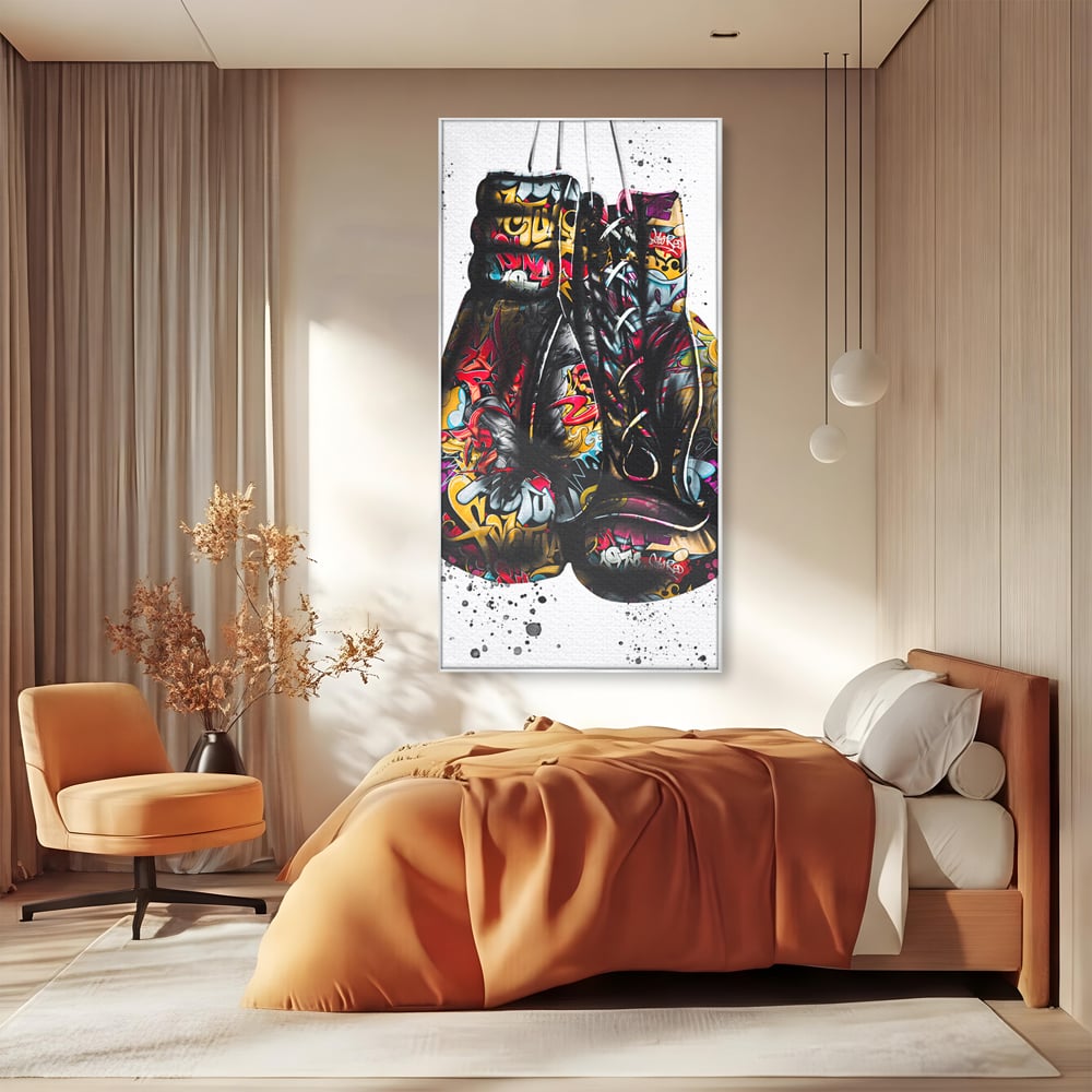Tablou canvas cu tablou canvas cu manusi de box, in rama de aluminiu argintiu, pe perete intr-un dormitor